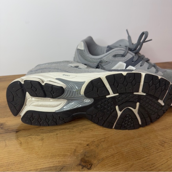 New Balance 2002R Big Kids Gray and Navy Sneakers, Size 6.5 Retails for $100 - Picture 2 of 8